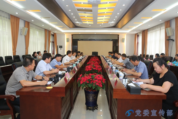 为进一步发挥学校党外知识分子的优势和作用,提升党外知识分子建言献策的能力水平,促进学校转型发展,党委统战部暑假期间组织党外知识分子赴葫芦岛市开展了实践调研活动。 7月24日至25日,由党委统战部常务副部长冯宝君带队,学校党外知识分子孙笑雨、刘莉、郭义等一行17人,到葫芦岛市先后对绥中电厂、绥中东戴河新区和中核辽宁核电有限公司徐大堡核电站进行了调研,并与葫芦岛市党外知识分子联谊会、龙港区知联会、绥中县知联会的领导及相关人员进行了座谈。 在对企业的调研中,党外知识分子实地考察了火力发电企业运行状况,现场参